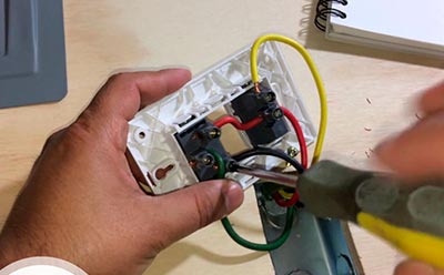 montaje de toma corrientes en Bogotá